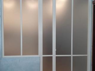 Porta con profili minimal in ferro che separa i due ambienti