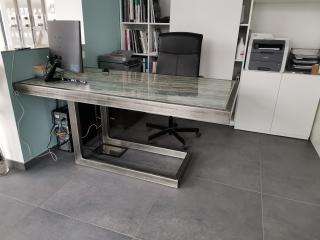 Scrivania in ferro e piano in gres da ufficio