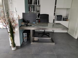 Scrivania in ferro e piano in gres da ufficio