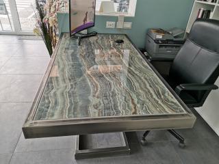 Scrivania in ferro e piano in gres da ufficio