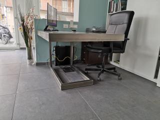 Scrivania in ferro e piano in gres da ufficio