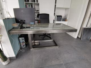 Scrivania in ferro e piano in gres da ufficio