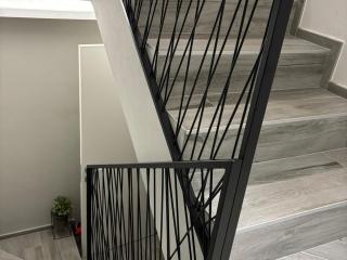 Balaustra moderna in ferro per scala interna con montanti posizionati in modo casuale