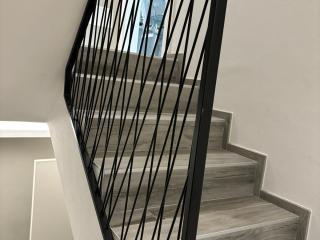 Balaustra moderna in ferro per scala interna con montanti posizionati in modo casuale