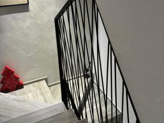 Balaustra moderna in ferro per scala interna con montanti posizionati in modo casuale