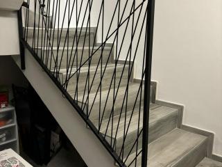 Balaustra moderna in ferro per scala interna con montanti posizionati in modo casuale