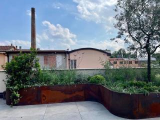 Trasformazione di un lastrico solare con fioriere in acciaio cor-ten