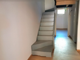 Scala in ferro autoportante verniciata a polvere epossidica.