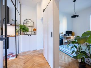 vetrata che separa cucina e soggiorno con profili minimal in acciaio verniciato e vetro trasparente