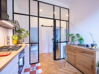 vetrata che separa cucina e soggiorno con profili minimal in acciaio verniciato e vetro trasparente