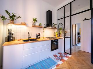 vetrata che separa cucina e soggiorno con profili minimal in acciaio verniciato e vetro trasparente