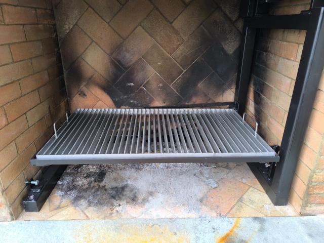 Griglia con sistema di regolazione dell'altezza