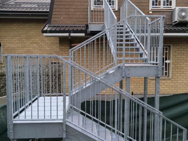 Scala esterna in acciaio zincato e gradini antiscivolo