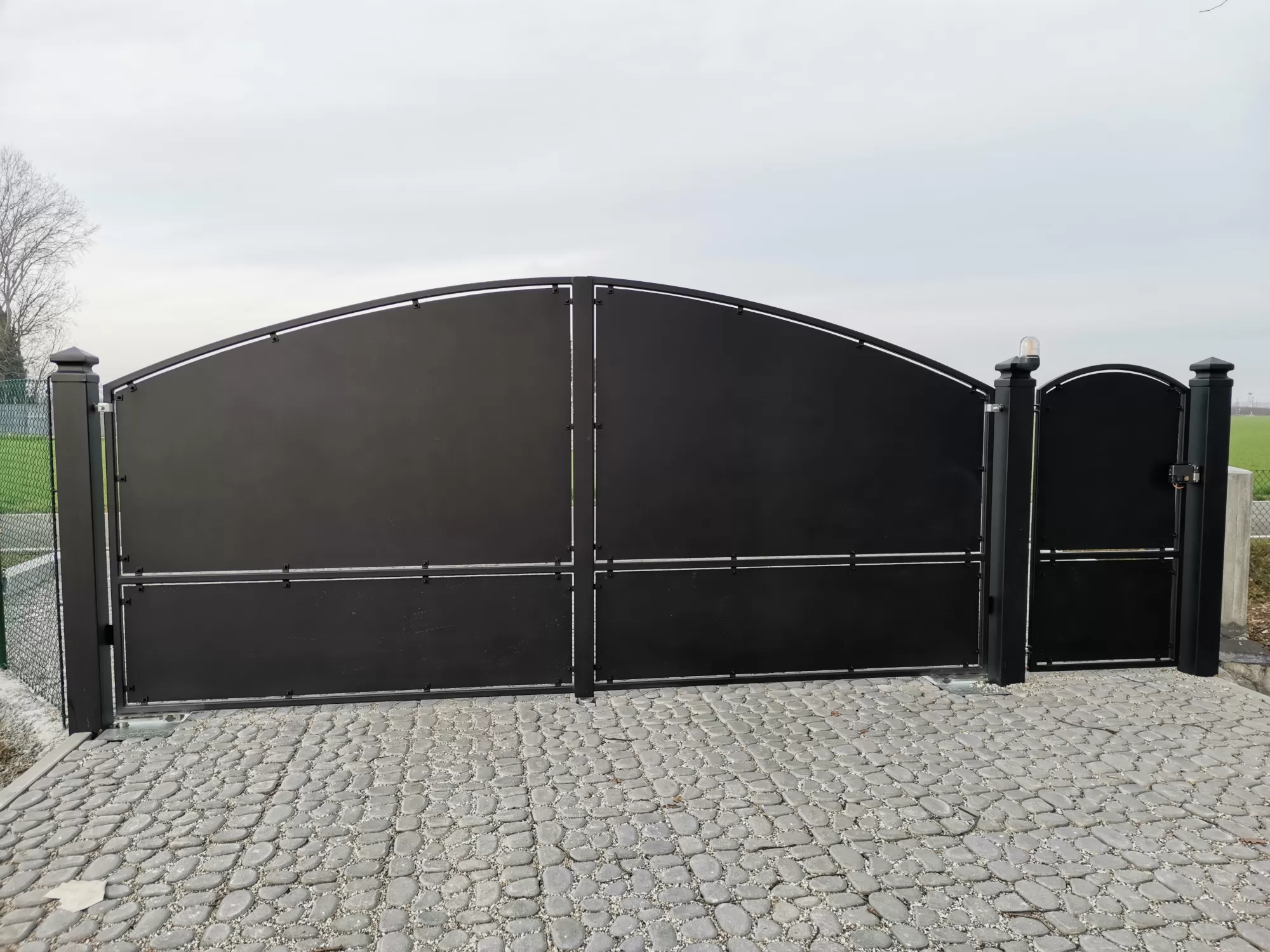 Cancello in ferro moderno e di design