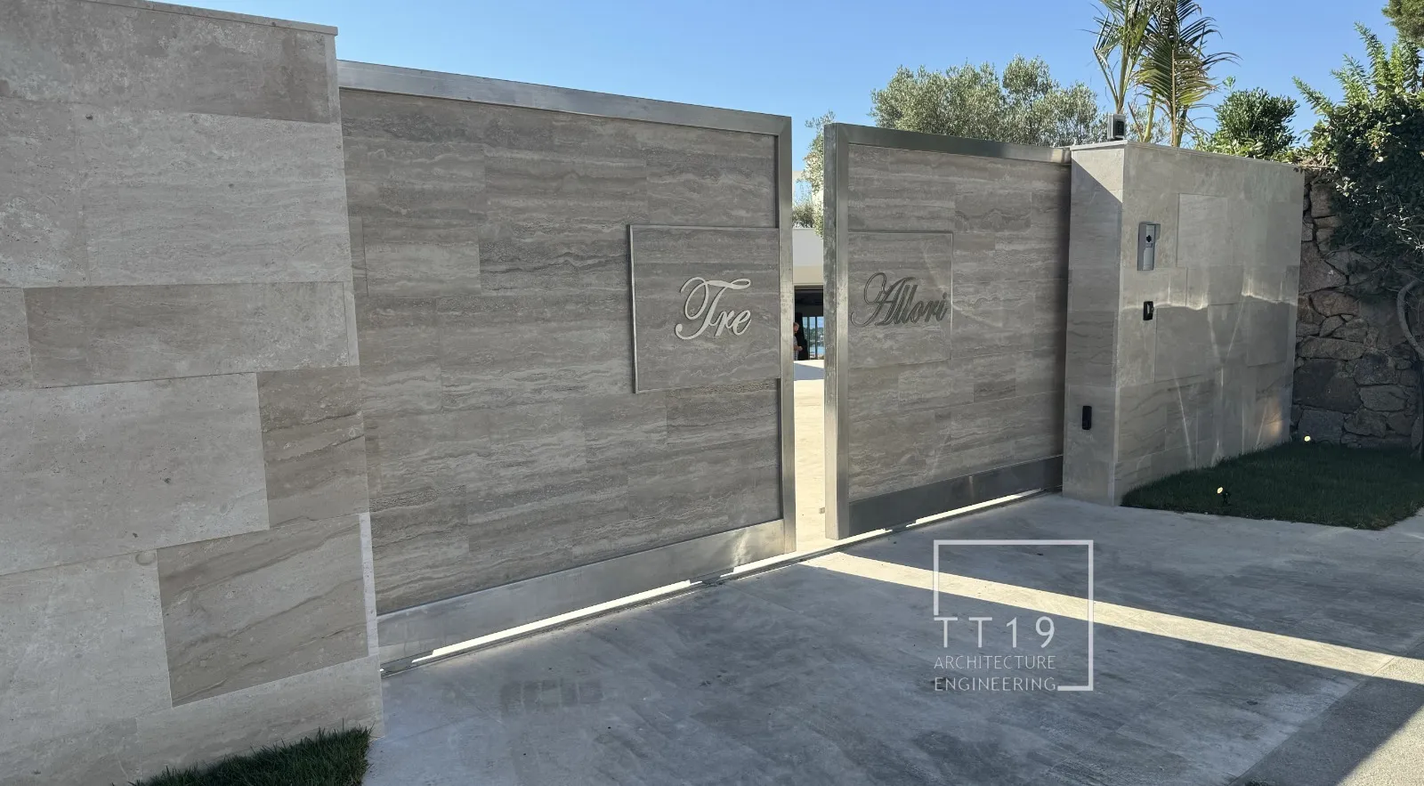 Cancelli scorrevoli in acciaio inox e gres porcellanato