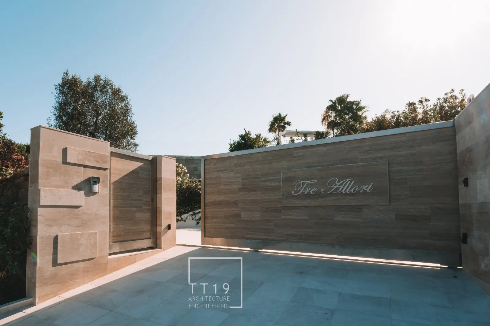 Cancelli scorrevoli in acciaio inox e gres porcellanato