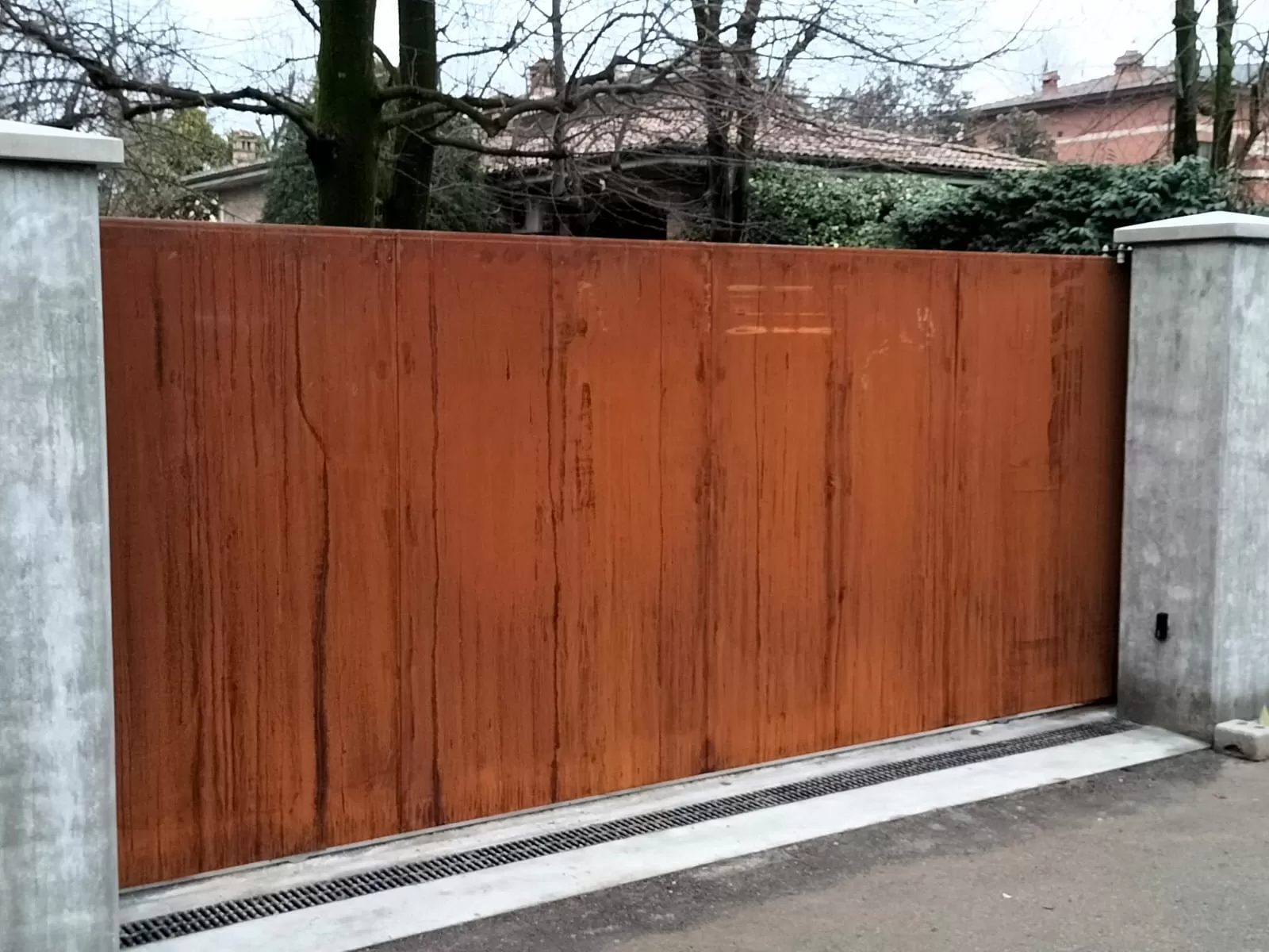 Cancello carraio scorrevole in acciaio Cor.ten realizzato interamente in lamiera pressopiegata