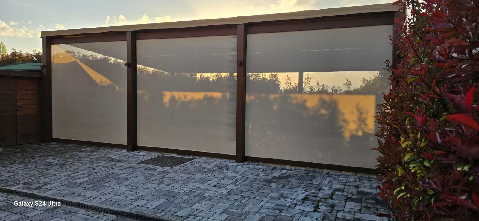 Carpot in acciaio zincato e verniciato con tende motorizzate e luci LED