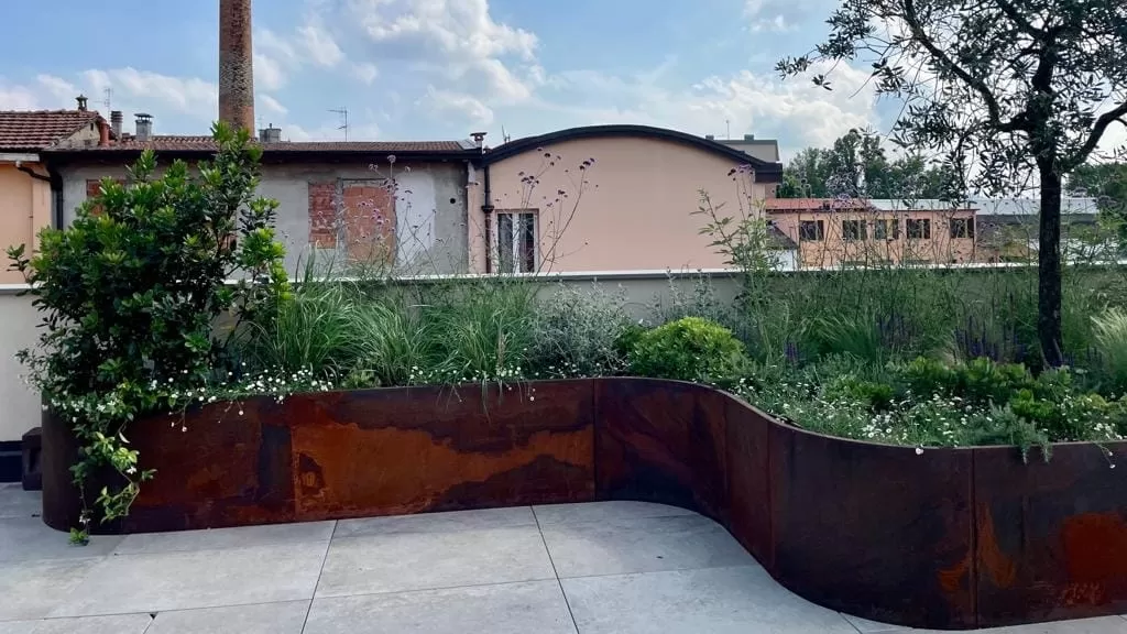 Trasformazione di un lastrico solare con fioriere in acciaio cor-ten