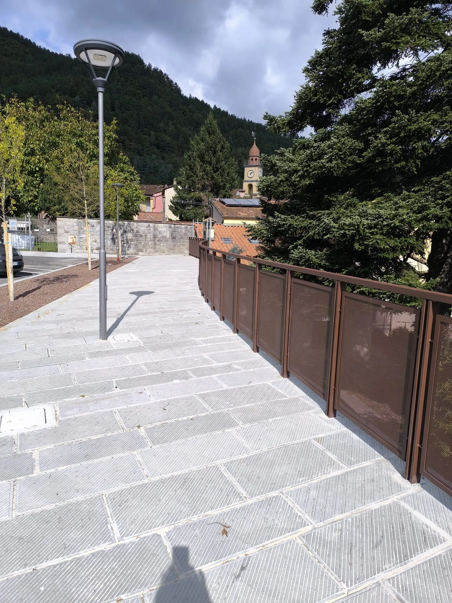 balaustra che segue il fiume lamone in acciaio verniciato simil corten con pannelli in lamiera forata