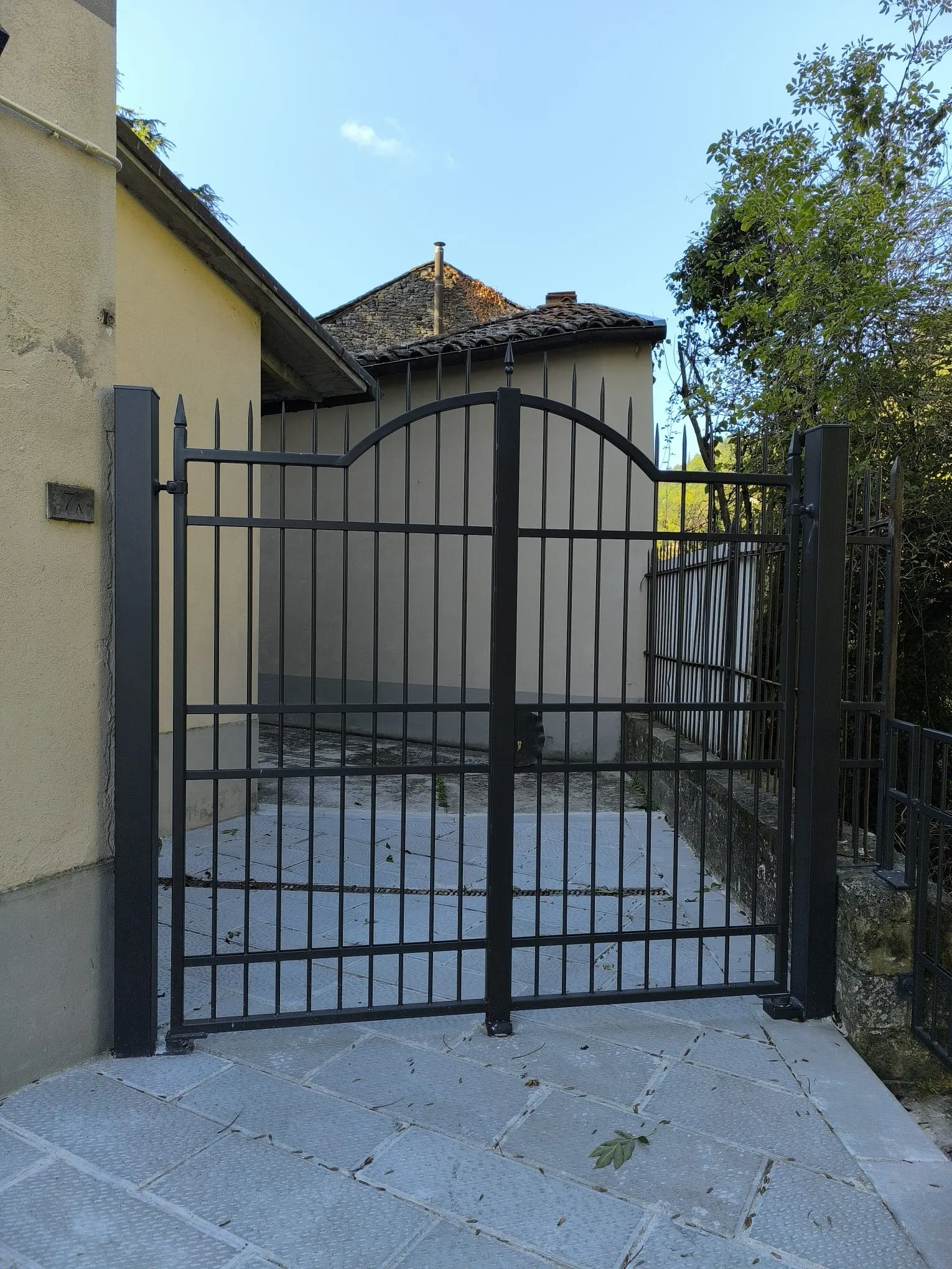 Cancello carraio 2 ante che riproduce un cancello dell' epoca con elementi in ferro battuto