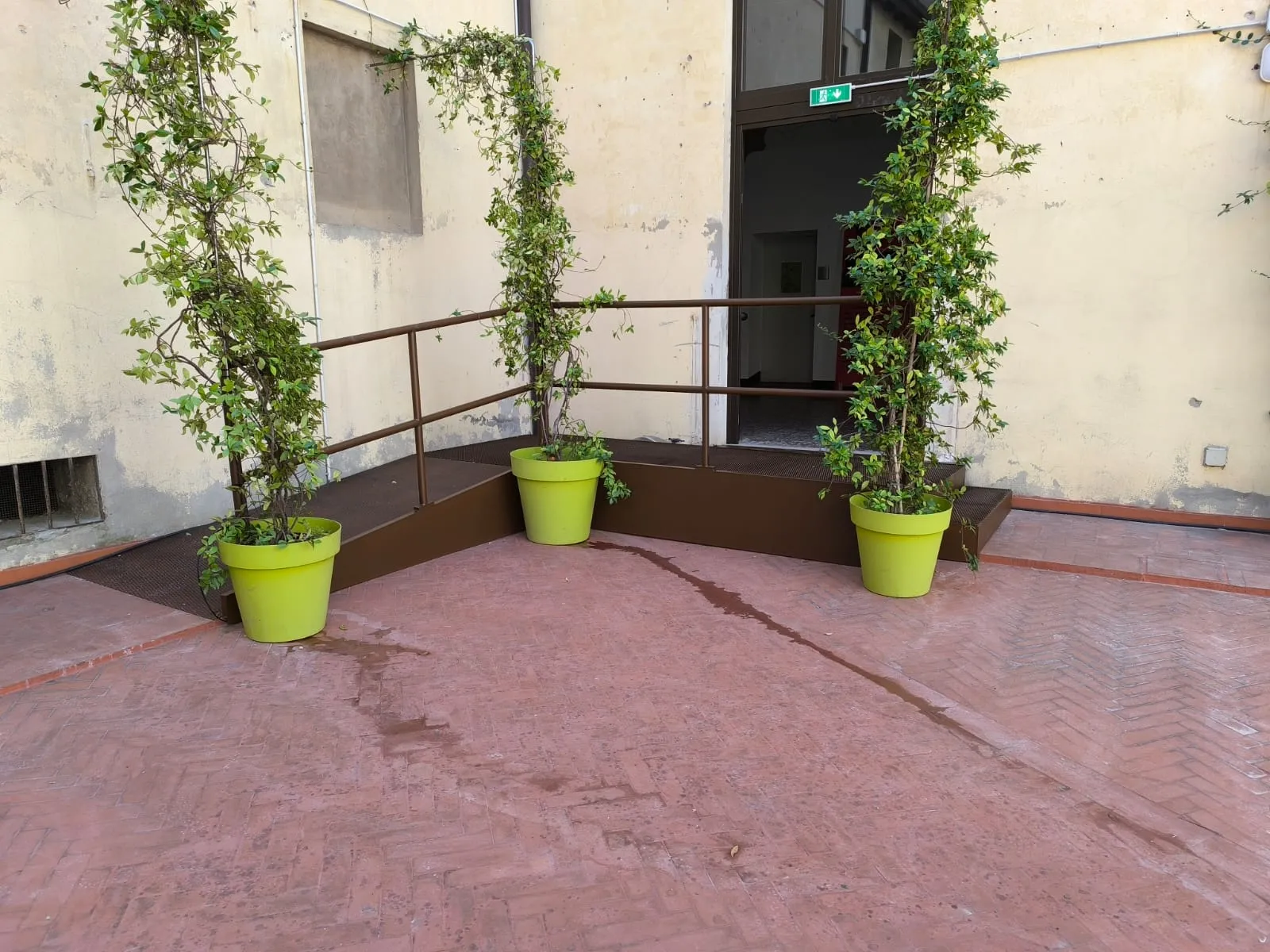 Rampa disabili in acciaio verniciato simil corten per teatro san Leonardo di Bologna