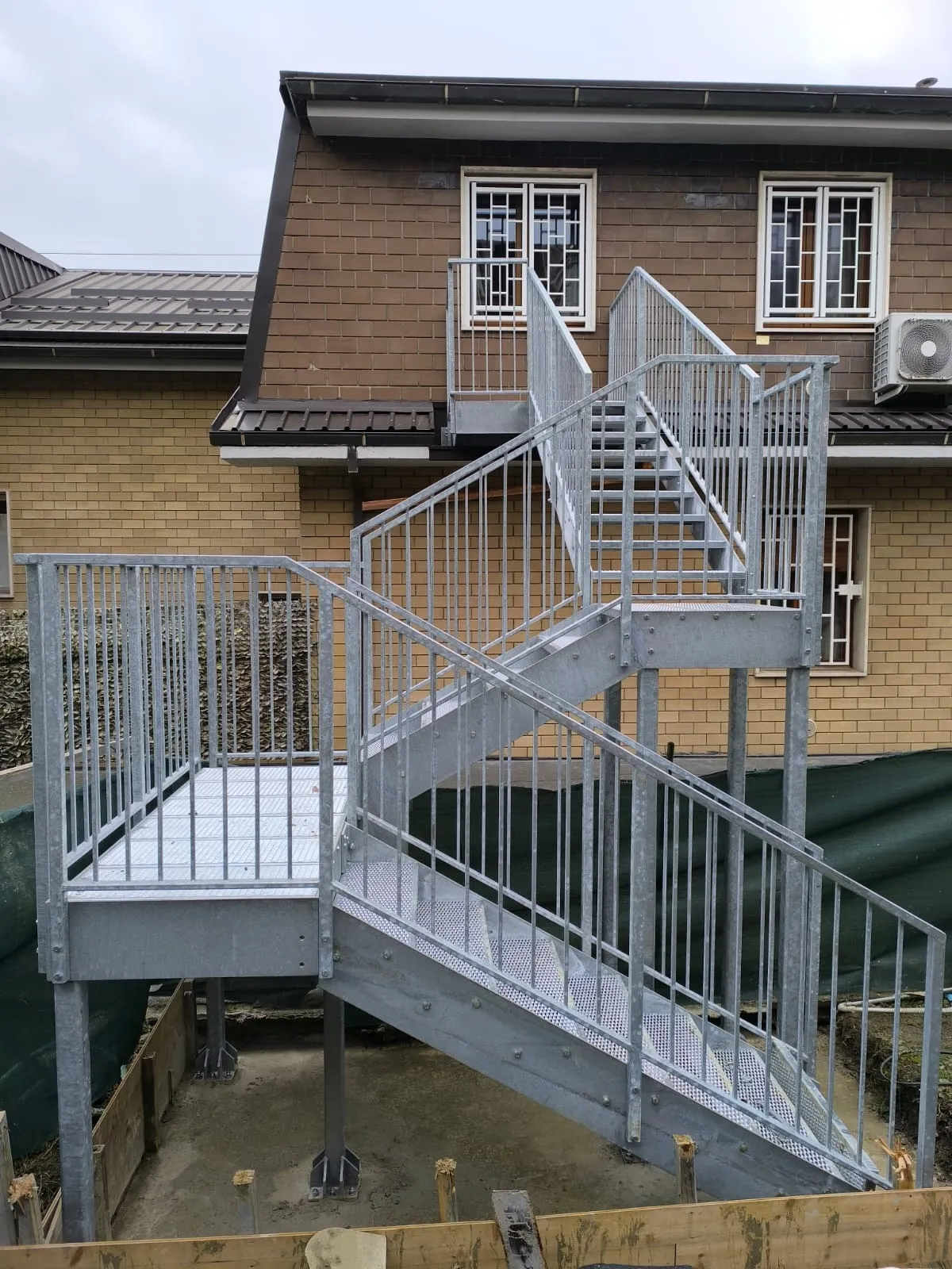 Scala esterna in acciaio zincato e gradini antiscivolo