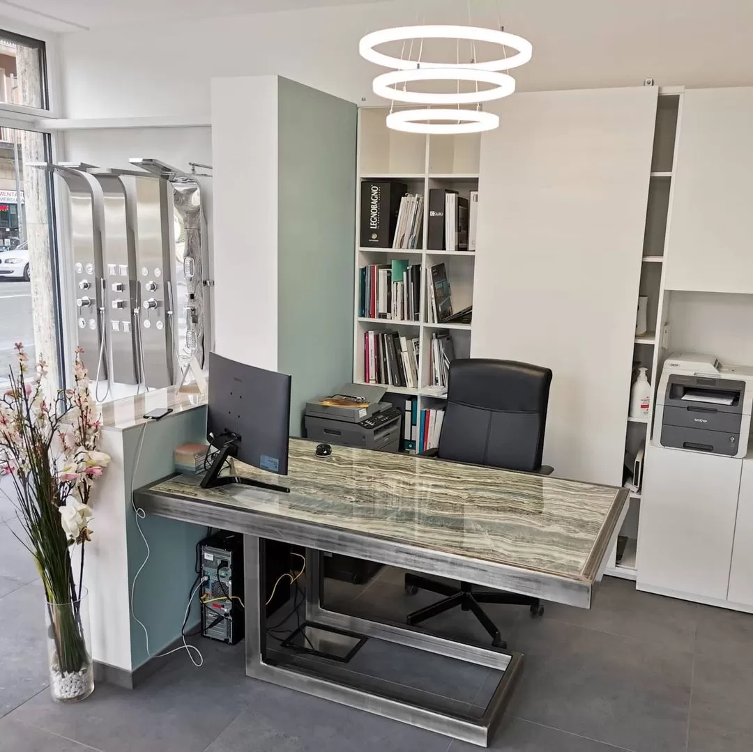 Tavolo da ufficio in ferro spazzolato con piano in gres