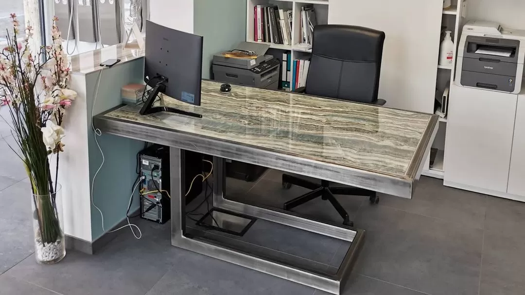 Scrivania in metallo e gres