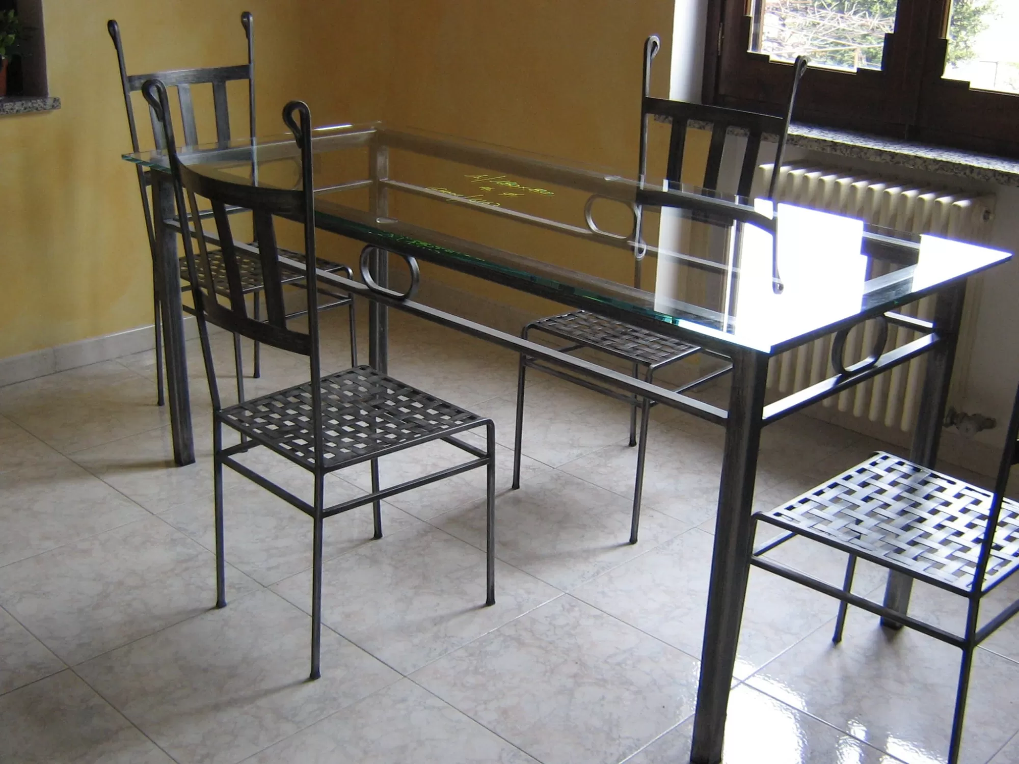 Tavolo e sedie in metallo