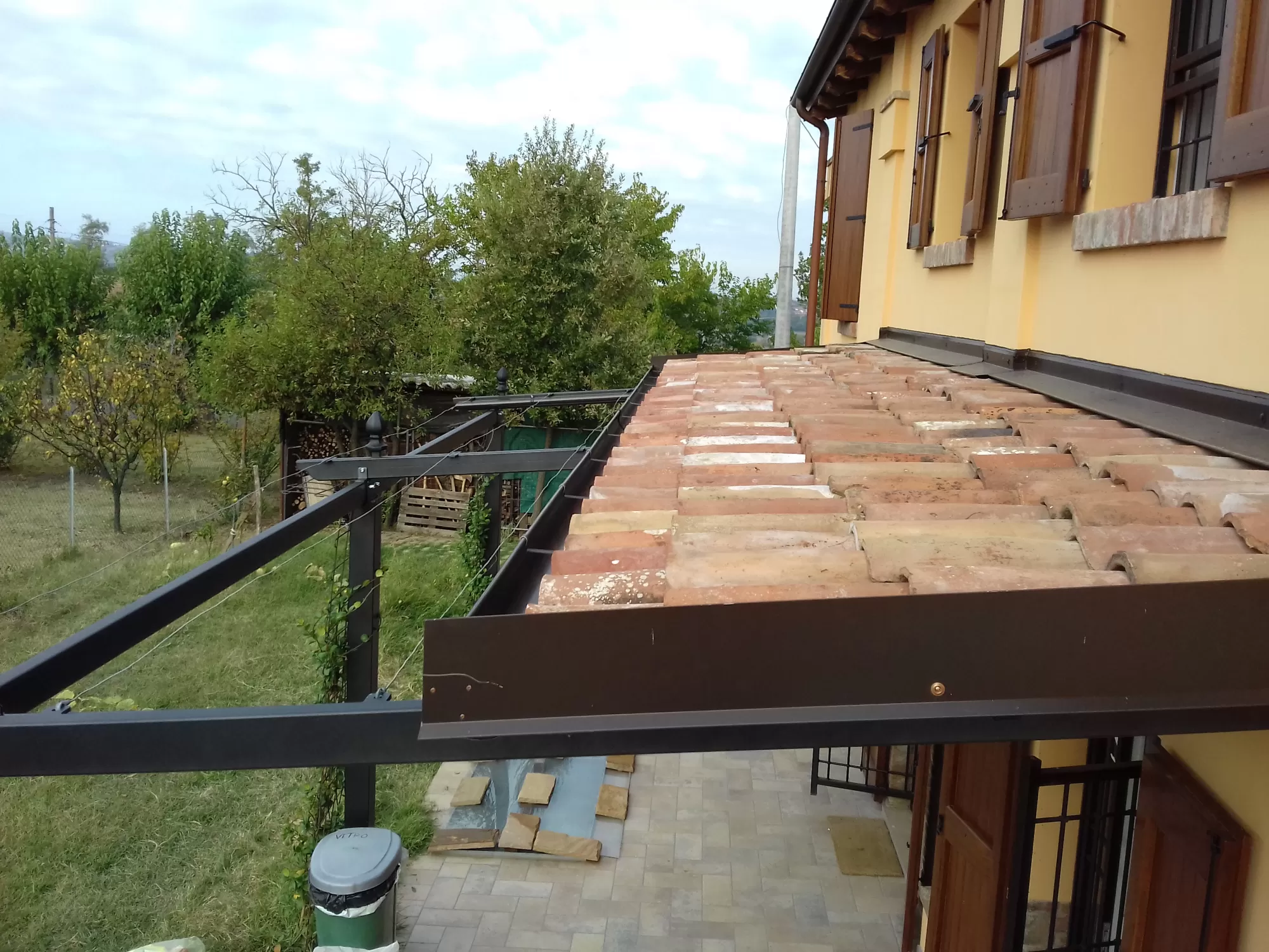 Tettoia con copertura in tegola