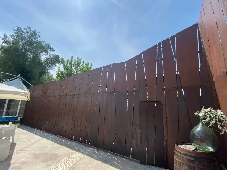 Due pareti in acciaio corten in un ristorante sembrano dei rami secchi