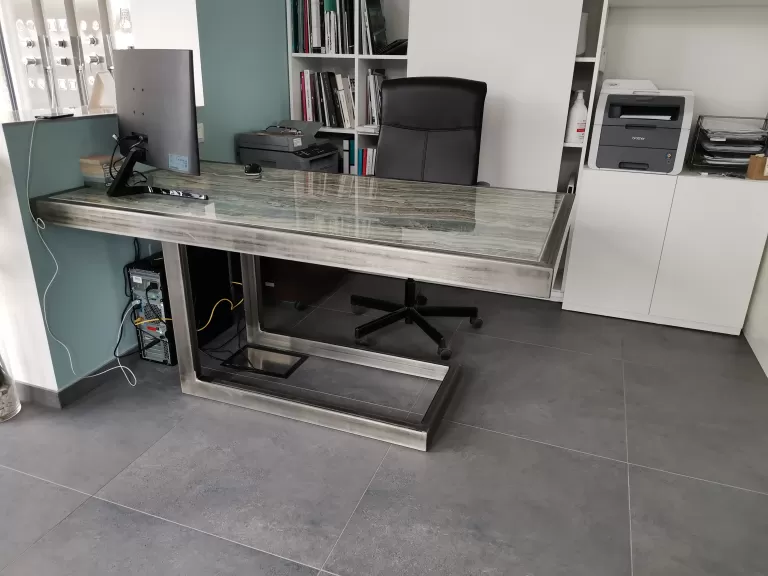 Scrivania in ferro e piano in gres da ufficio