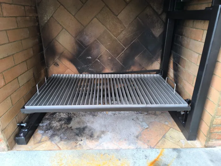 Griglia con sistema di regolazione dell'altezza