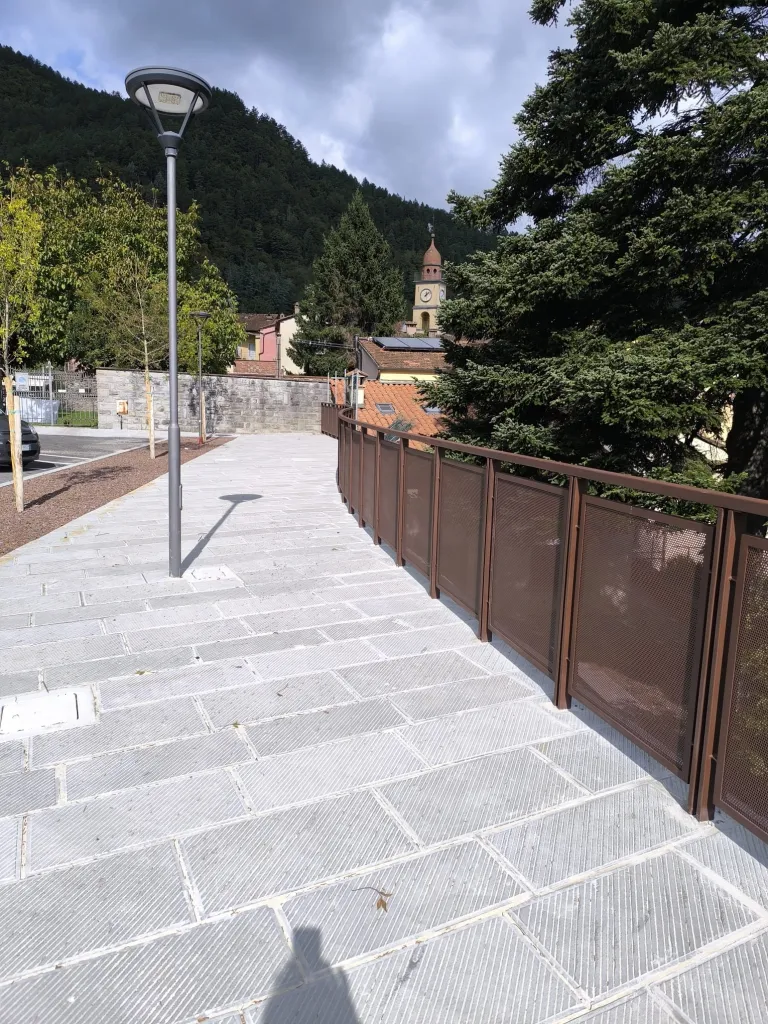 balaustra che segue il fiume lamone in acciaio verniciato simil corten con pannelli in lamiera forata