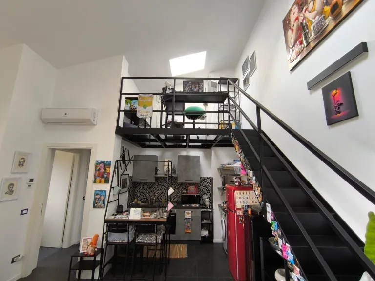 Soppalco stile industrial in acciaio verniciato e vetro