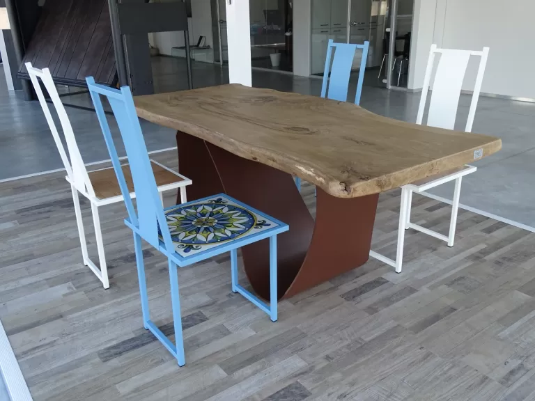 Tavolo con base in ferro e piano in rovere naturale