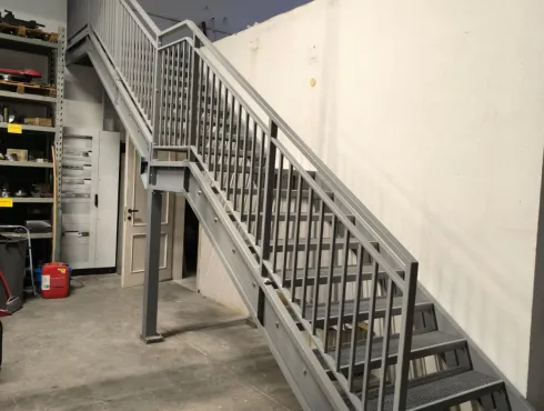 Scala in acciaio verniciato con gradini antiscivolo per capannone