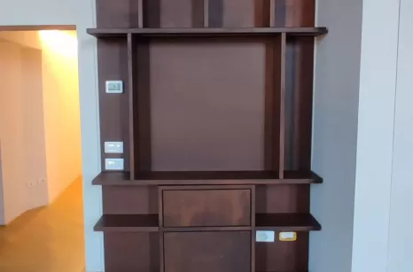 Libreria realizzata in acciaio corten con finitura opaca