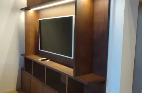 Libreria realizzata in acciaio corten con finitura opaca