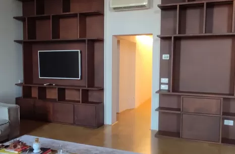 Libreria realizzata in acciaio corten con finitura opaca