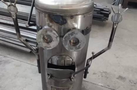 Minion con materiali metallici riciclati