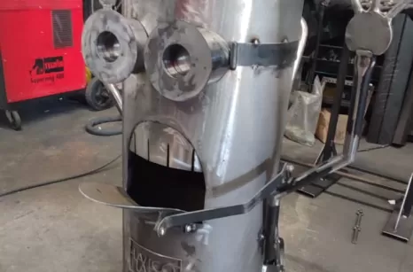 Minion con materiali metallici riciclati