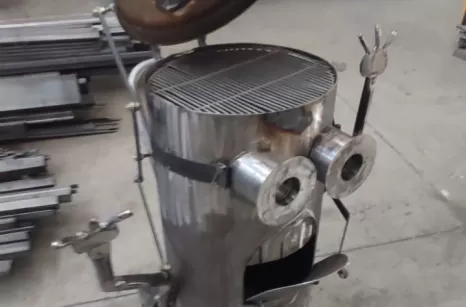 Minion con materiali metallici riciclati