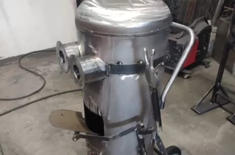 Minion con materiali metallici riciclati