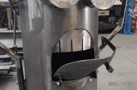 Minion con materiali metallici riciclati