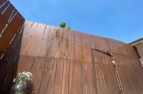 Due pareti in acciaio corten in un ristorante sembrano dei rami secchi