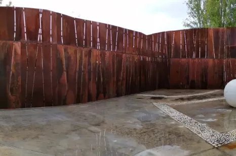 Due pareti in acciaio corten in un ristorante sembrano dei rami secchi