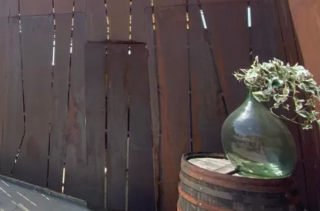 Due pareti in acciaio corten in un ristorante sembrano dei rami secchi