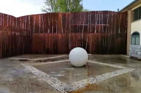 Due pareti in acciaio corten